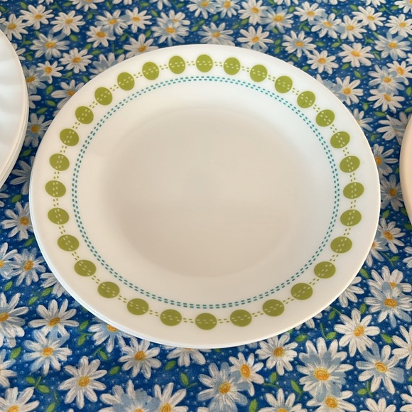 Six Corelle dishes - Picture 3 of 5